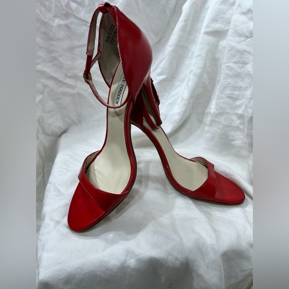 STEVE MADDEN HEEL WITH ANKLE STRIPS BEAUTIFUL RED SHOE. SEXY AND STUNNIN⦠- Picture 2 of 15